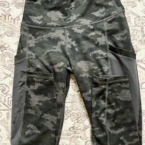 Fabletics leggings. XS camouflage green in 3/4 length. Side pockets.